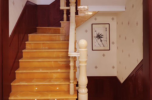 诏安中式别墅室内汉白玉石楼梯的定制安装装饰效果