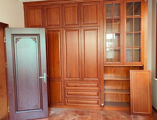 诏安中式家庭装修里定制的实木衣柜效果图